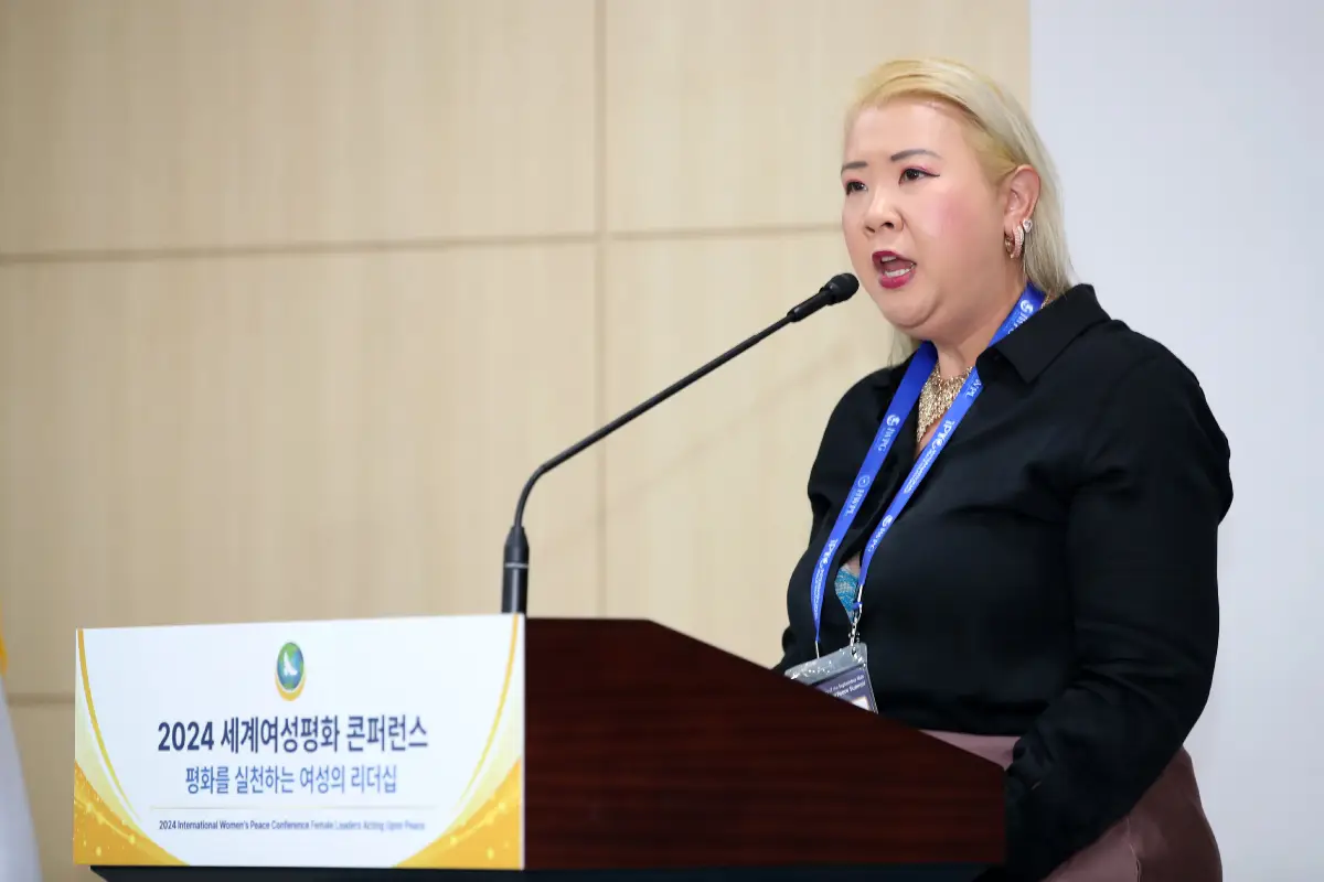 발제 중인 사라 총 이사